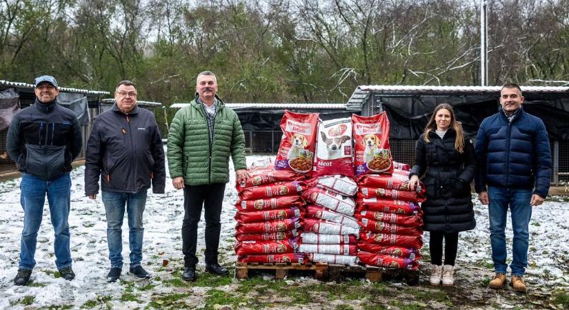 Kilenc mázsányi ajándékkal lepték meg a tiszafüredi ebtelepet