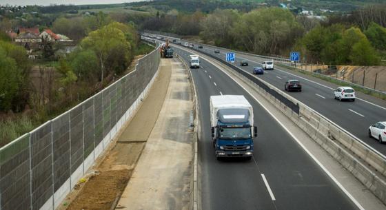 Találtak egy holttestet az M3-as autópályán