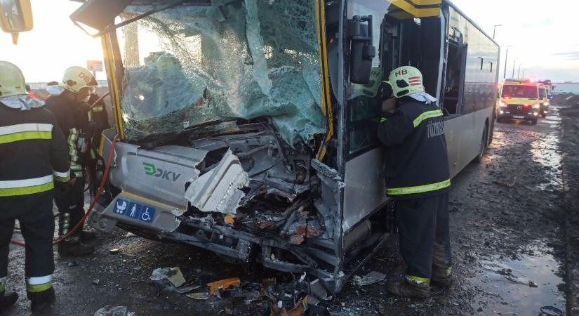 Már 19 sérültje van a debreceni buszbalesetnek