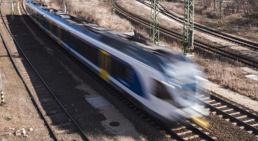 Ismét gázolt a vonat, ezúttal a Balatonnál kell jelentős késésekre és pótlóbuszozásra számítani