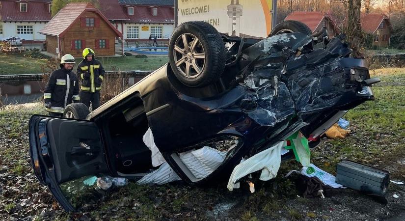 Tetejére borult egy autó a baleset után Poroszlón