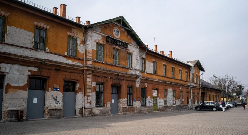 Magánbefektetőkkel újíttatná fel a vasútállomásokat a MÁV