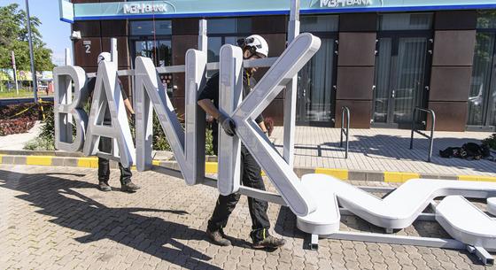 Mészáros Lőrinc bankja is az emberekre hárítja a kormány tranzakciós illetékét