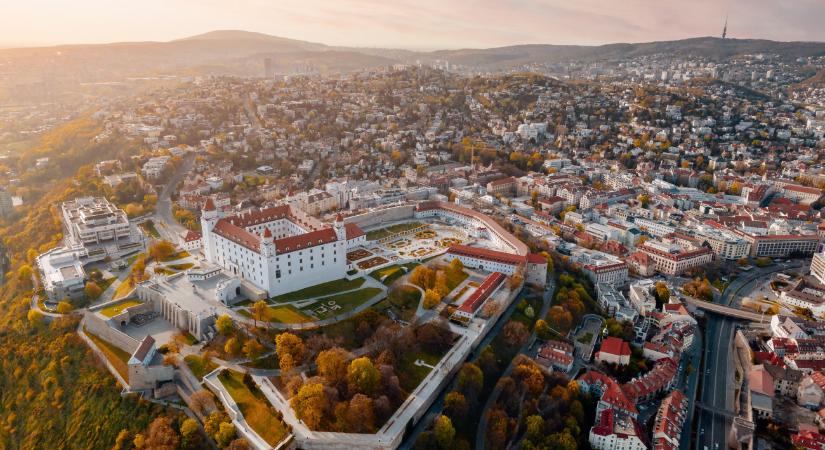 Orvosok és tanárok egyszerre helyezik nyomás alá a szlovák kormányt