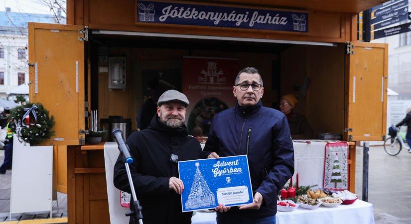 Jótékonysági faház nyílt a győri Széchenyi téren - fotók, videó