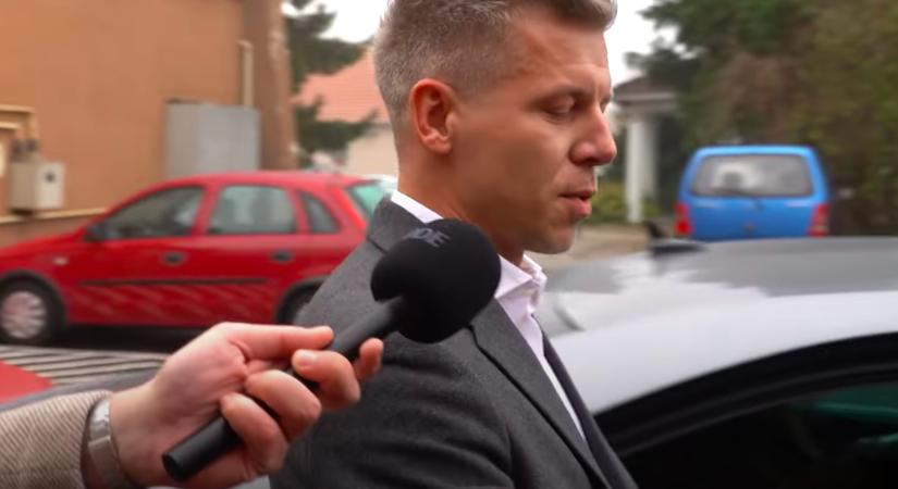 Videó: Magyar Péter egy újságíró kezére csapta a kocsiajtót