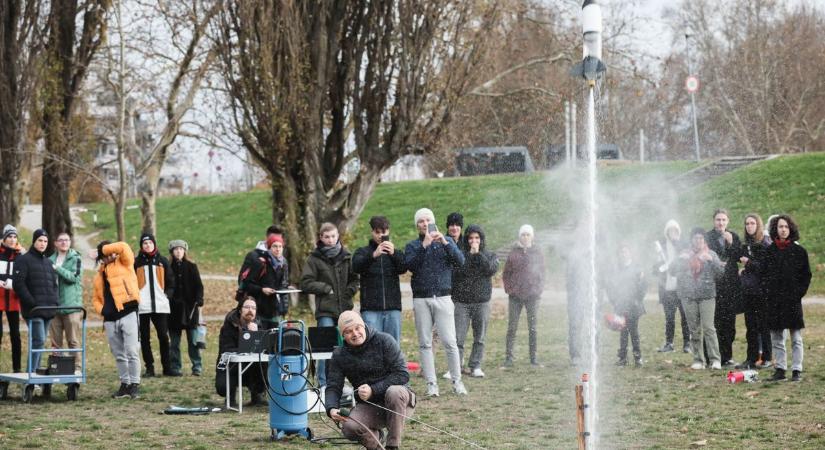 Rakétakilövés a Holtág mellett - Különleges versenyt szerveztek középiskolásoknak Győrben - fotók