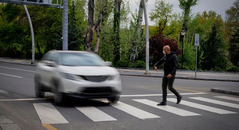 Zebrán gázoltak el egy idős férfit Miskolcon