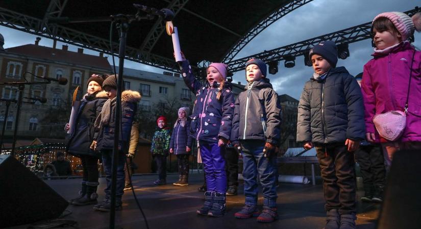 Benéztünk az adventi forgatagba a szombathelyi Fő téren - sok-sok fotó