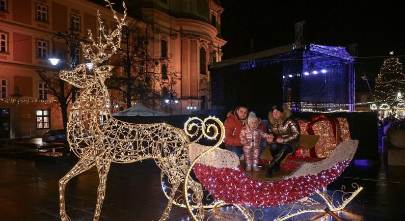 Felgyúltak az ünnepi fények Egerben  galéria és videó