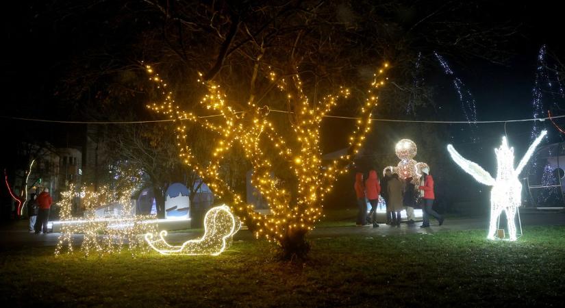 Fényjátékkal kezdődött, ilyen árakkal vár a miskolci adventi forgatag (fotókkal, videóval)