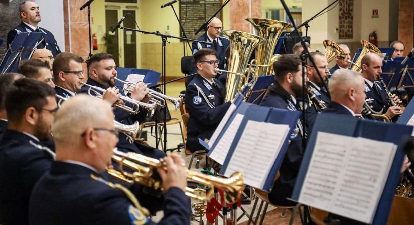 Adventre hangolta a közönséget a Légierő Zenekar – videóval és galériával