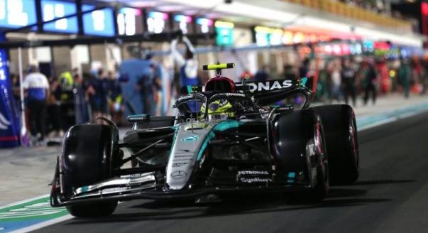 Mercedes: Hamilton lassú, Russell nyerhet