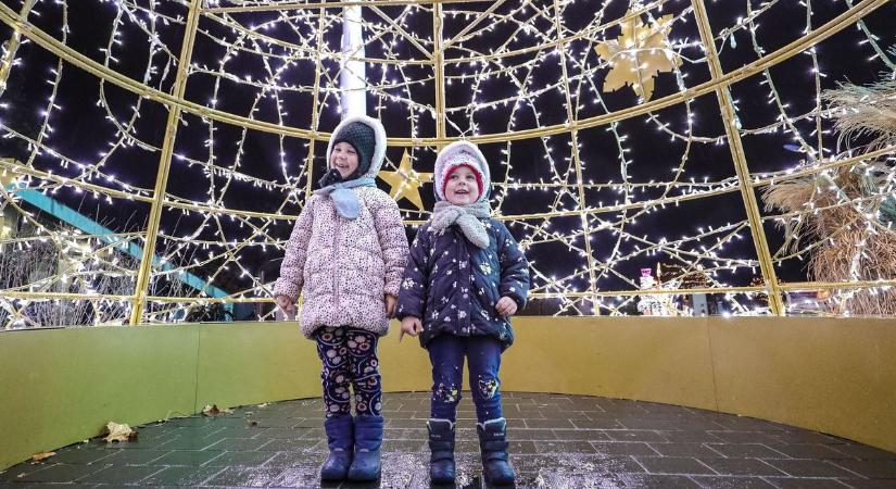 Felgyúltak az adventi fények Győrben, fényfestés rajzolta át a Széchenyi teret - fotók, videók