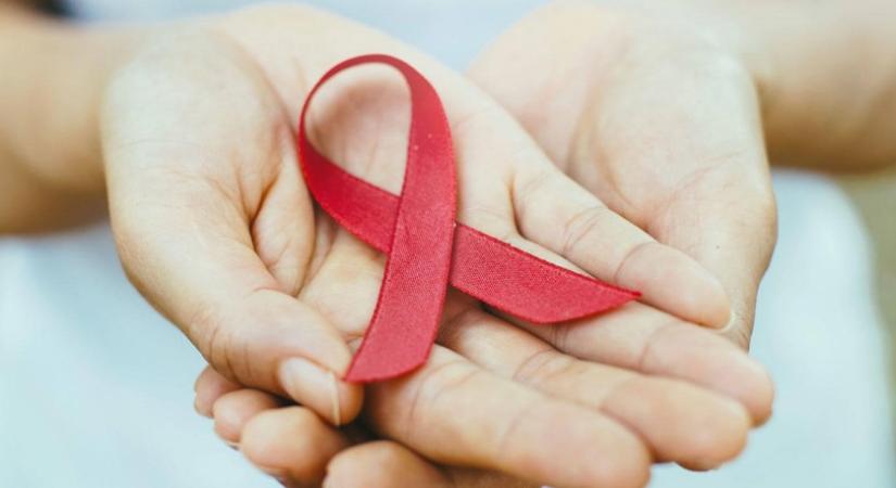 Vörösbe borul a Lánchíd az AIDS-elleni küzdelem világnapján