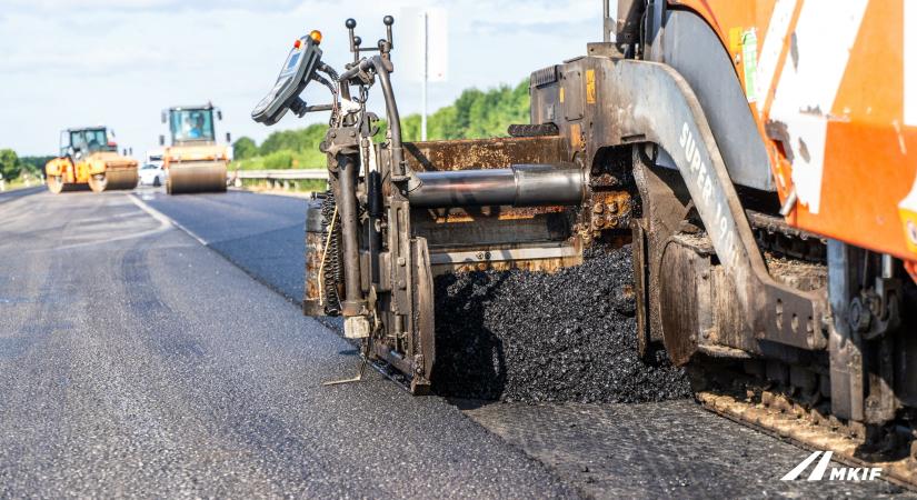 Jelentős mértékben újrahasznosított aszfaltból zajlik majd az M1-es bővítése