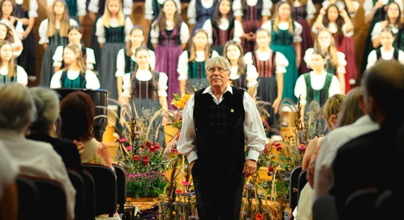 A gyertyagyújtás után a Cantemus Gyermekkar angyali hangjai csendülnek fel