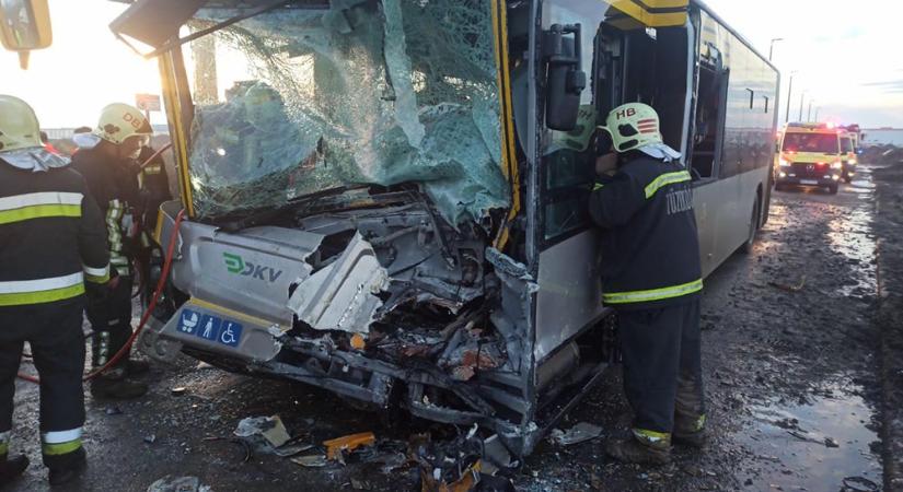 FOTÓK: 19 ember sérült meg a debreceni buszbalesetben