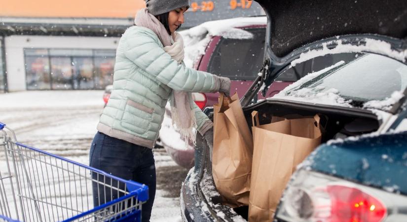 Ellepték a kamu adománygyűjtők az áruházak parkolóit