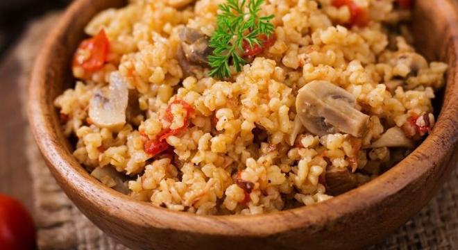 Finom rizseshús-alternatíva – bulgur csirkével, mediterrán módra