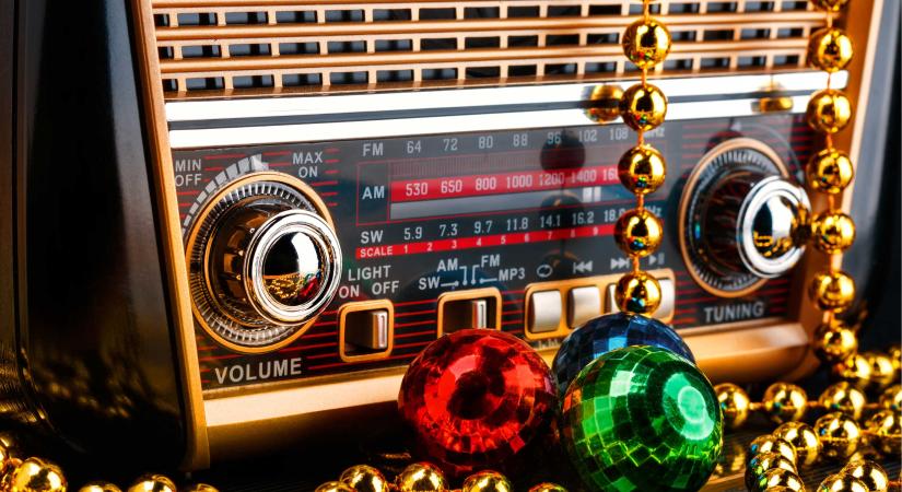 Ezeket a karácsonyi zenéket hallgatják a magyar rádiósok