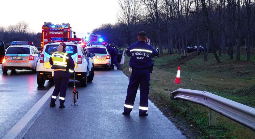 Kidöntött egy autó egy villanyoszlopot, lezárták a 47-es utat