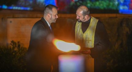 Felragyogott az első gyertya a pécsi adventi koszorún