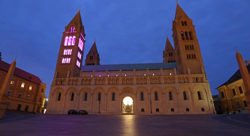 Újra világít a világ legnagyobb adventi koszorúja