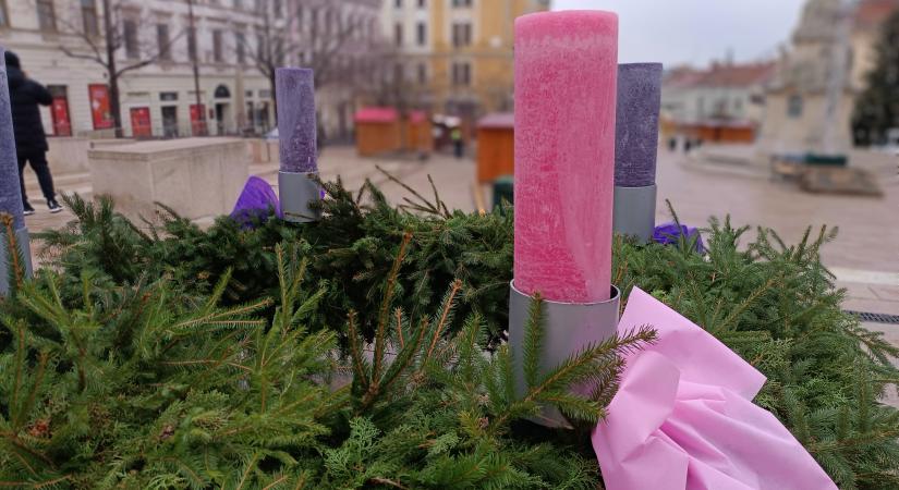 Felgyúlt az adventi koszorú első gyertyája