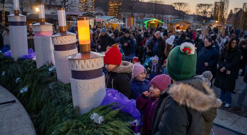 Tatán már ég az első adventi gyertya