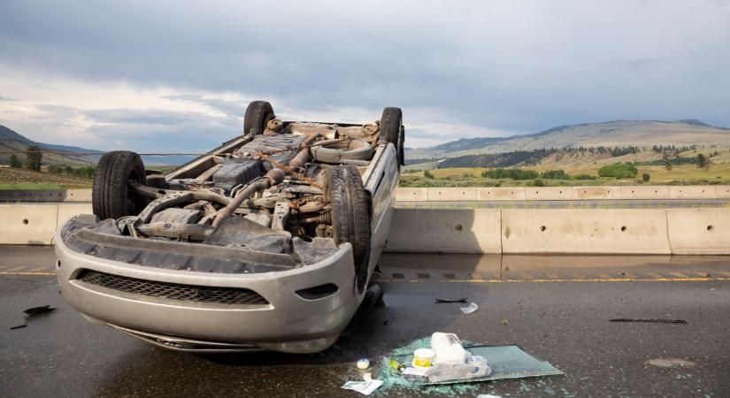 Felborult egy autó a 442-es főúton, Martfűnél