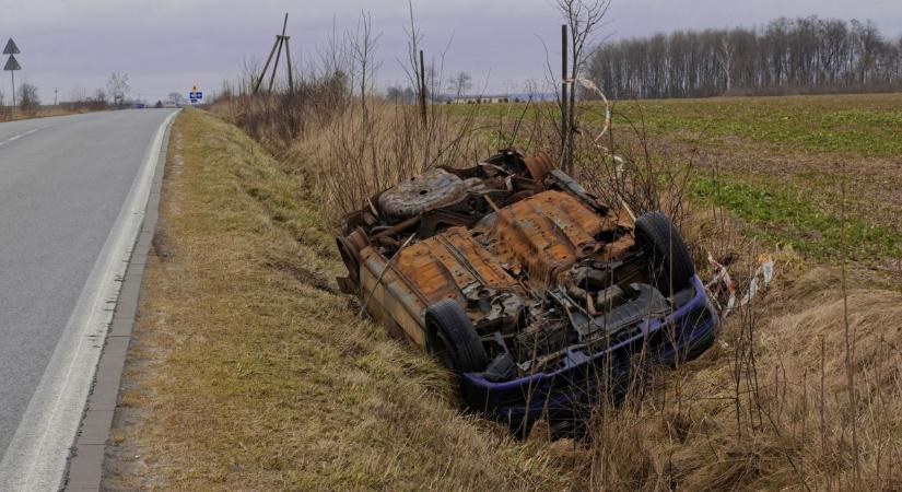 Árokba borult egy kocsi a 36-os főúton