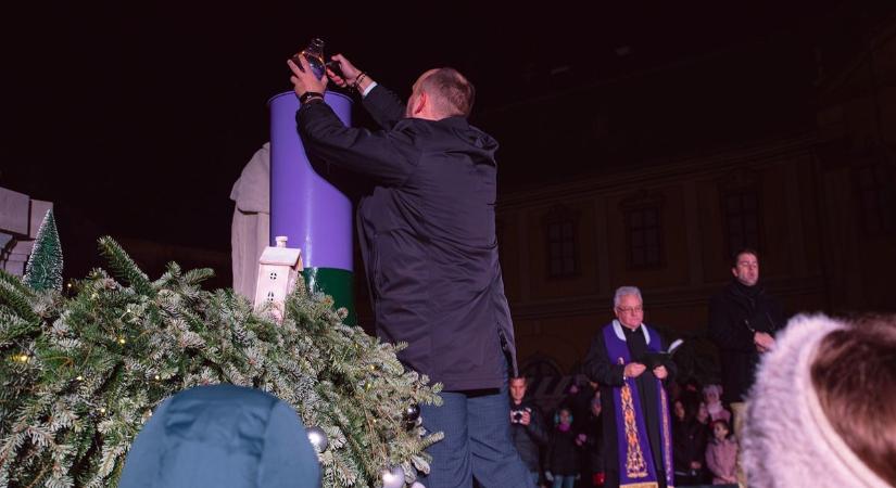 Meggyújtották az első adventi gyertyát Esztergomban