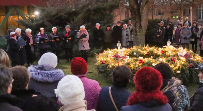 Ég az első gyertya a város adventi koszorúján