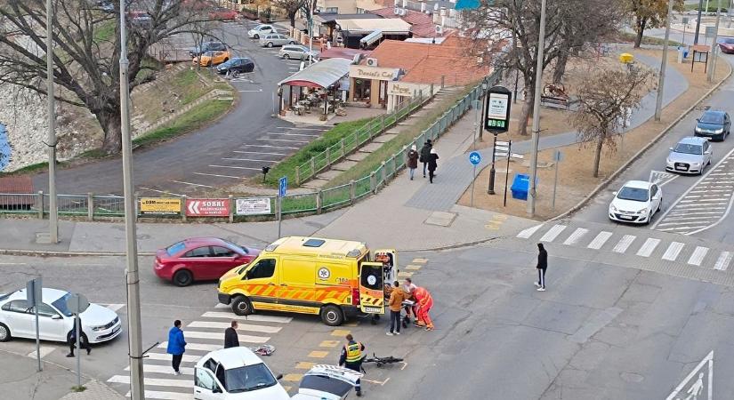 Egy percig sem gondolkozott, azonnal a sérült biciklis segítségére sietett