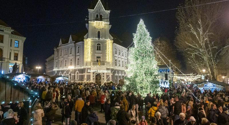 Ünnepi fényekbe borult a belváros