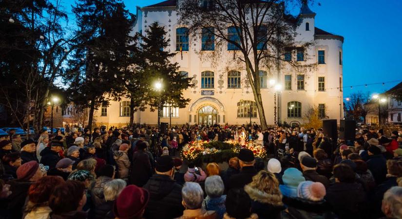 Marosvásárhelyen is fellobbant az első adventi gyertya