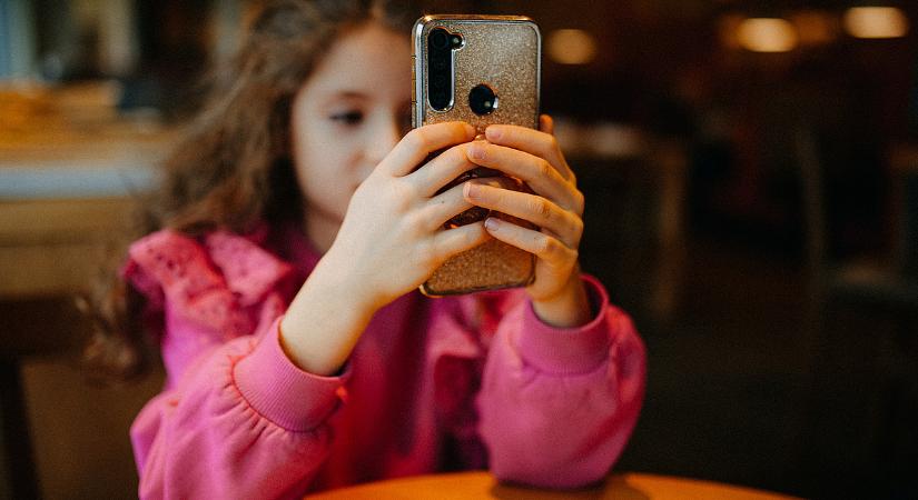 Az iskolai telefonhasználat után a közösségi médiától is lassan búcsút vehetnek a fiatalok