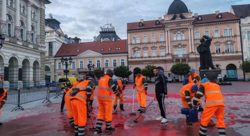 Villámgyorsan tisztították meg az újvidéki Szabadság teret a vörös festéktől