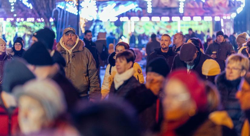 „Jobb meggyújtani egy gyertyát, mint a sötétségről panaszkodni” – megnyílt az adventi vásár