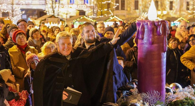 Ég már az első adventi gyertya Győrben – képgaléria, videó