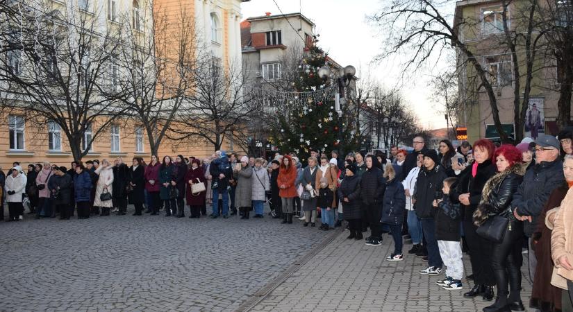 Fellobbant az adventi láng Beregszászban, „a Remény gyertyája a megpróbáltatások idején”