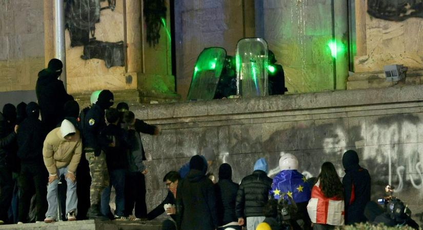 Tűzijátékkal lőtték a rendőröket, vízágyúval reagáltak  videó