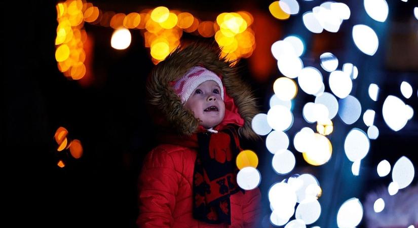 Adventi fények ragyogják be Kisszállás központját – galériákkal