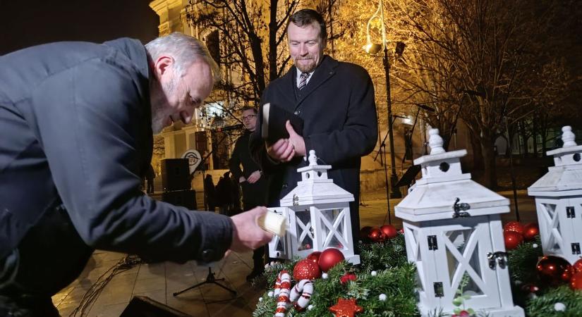 Felragyogott az első adventi gyertya fénye (galériával)