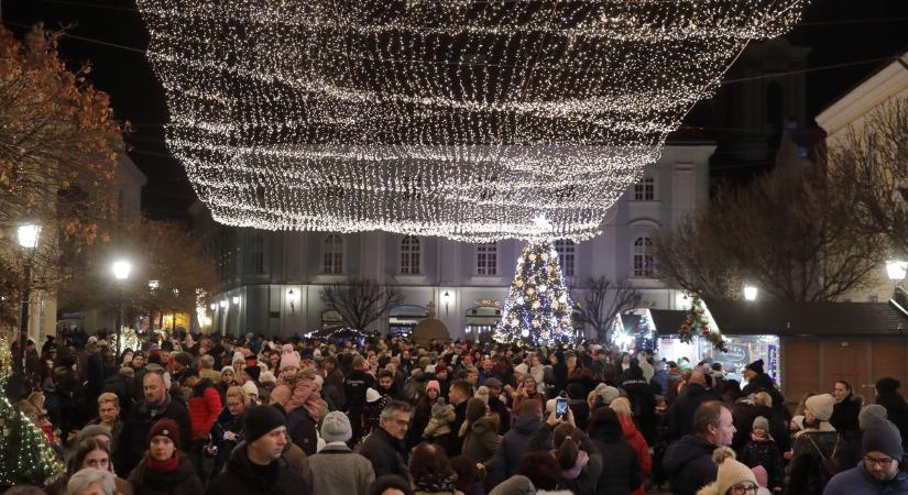 Kigyúltak a karácsonyi fények a Városház téren (galéria, videó)