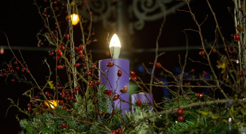 Felgyúlt a hit gyertyája a város adventi koszorúján