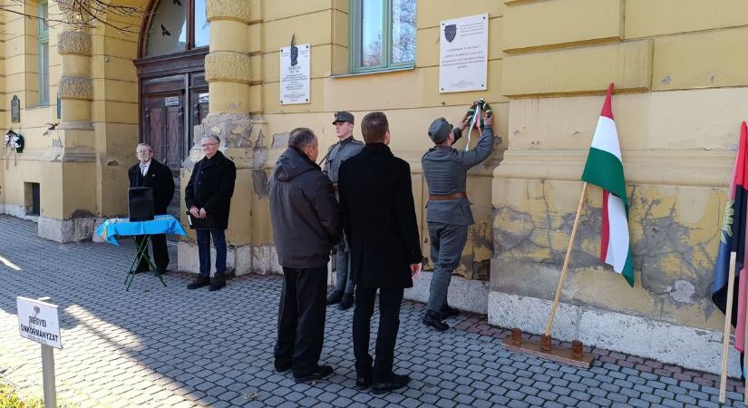 Fegyvert ragadtak a hazáért