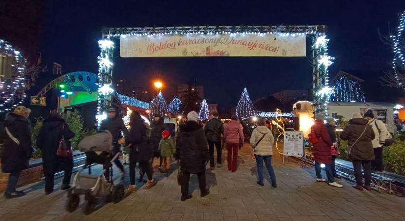 Ünnepi hangulatba burkolózott a Városháza tér, fellobbant az első adventi gyertya lángja