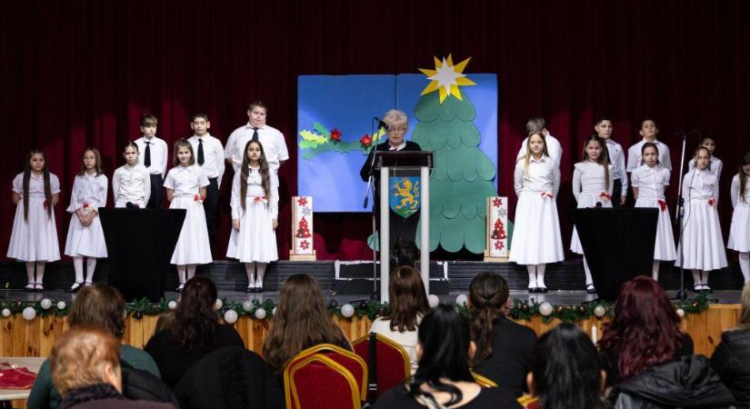 A katolikus iskola tette meghitté advent első vasárnapját (FOTÓKKAL)